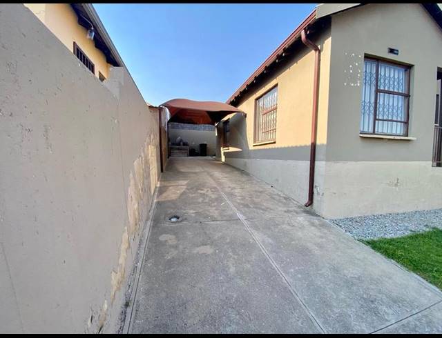 2 BEDROOM PROPERTY TO RENT IN FLEURHOF